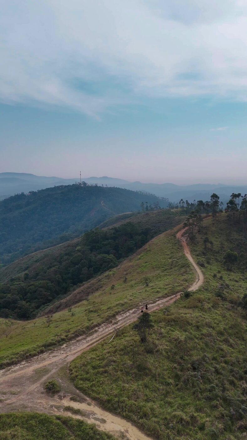 A estrada de terra na parte alta